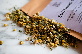 Soothing PM tea for relaxing contains organic chamomile, lemon balm and vervain.